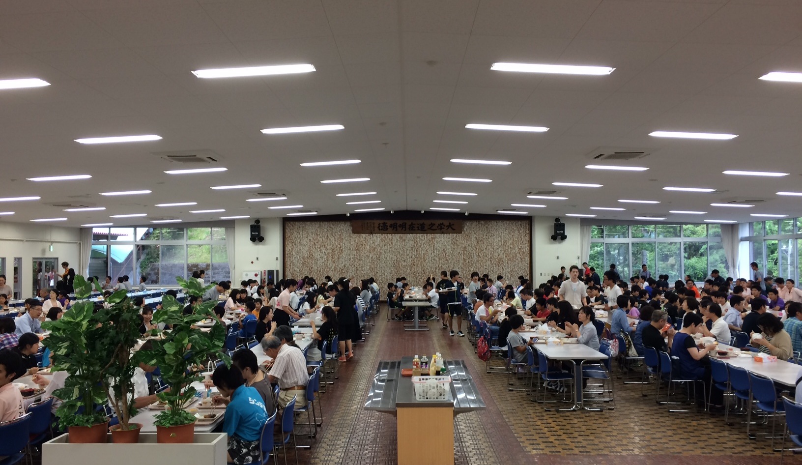 瑞浪麗澤中学高校-食堂