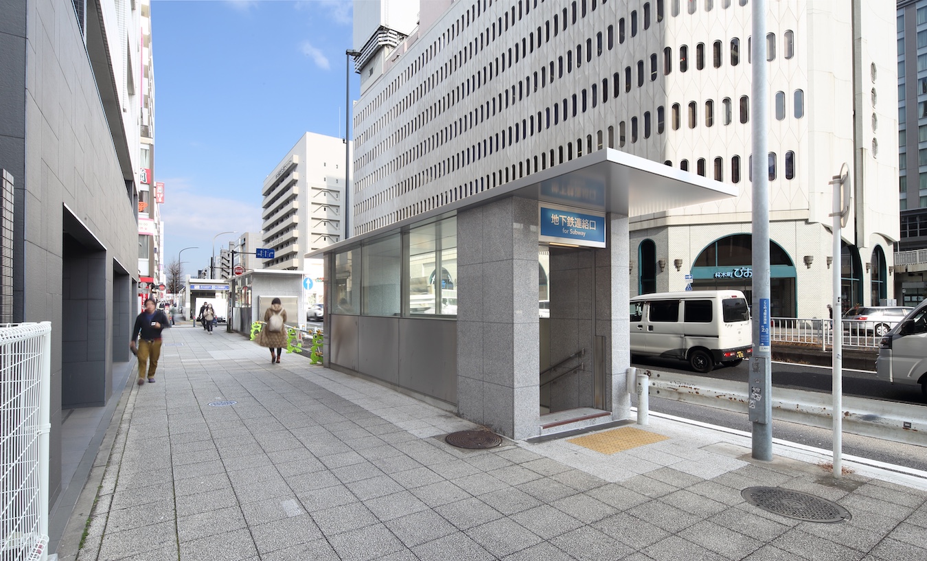 横浜野毛桜木町地下鉄道駅地上出入口階段屋根