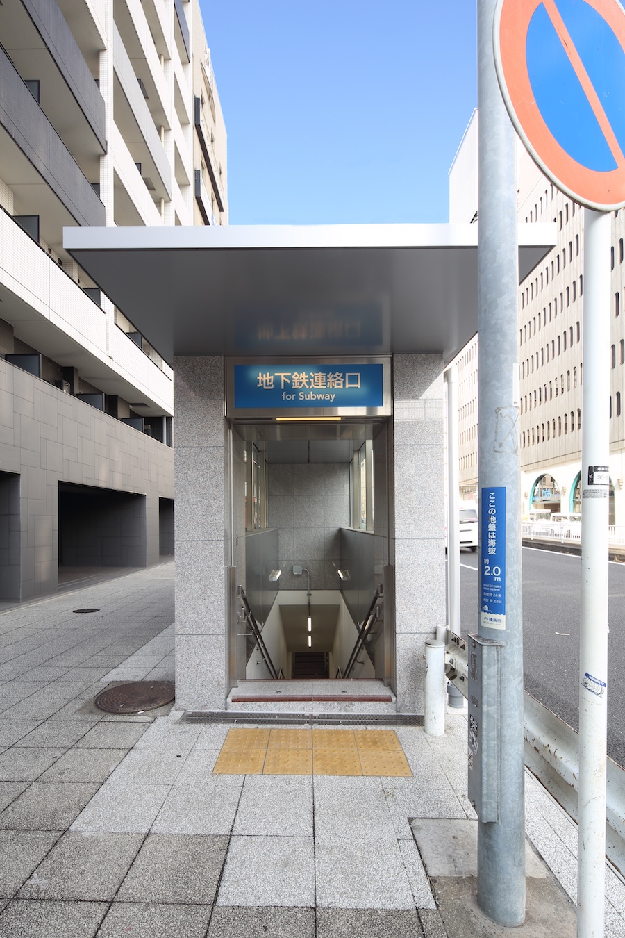 横浜野毛桜木町地下鉄道駅地上出入口階段屋根